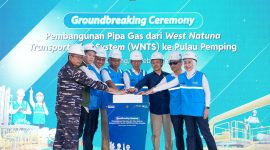 Kiri ke kanan: Kolonel Mar Adi Sucipto (Asintel Dankormar IV), Hugo Tangara (Direksi PT Timas Suplindo), Rakhmad Dewanto (Direktur Utama PT PLN Energi Primer Indonesia), Djoko Siswanto (Kepala SKK Migas), Amsakar Achmad (Wali Kota Batam), Muhammad Rizwi J.H. (Sekretaris Direktorat Jenderal Minyak dan Gas Kementerian ESDM), Rizal Calvary Marimbo (Direktur Manajemen Pembangkitan PT PLN (Persero)), dan Erma Melina Sarahwati (Direktur Gas dan BBM PT PLN Energi Primer Indonesia) secara simbolis meresmikan pembangunan Pipa Gas Bumi dari West Natuna Transportation System (WNTS) ke Pulau Pemping dalam Acara Groundbreaking di Batam pada Selasa (10/2)