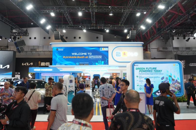 Tampilan booth PLN pada IIMS 2026 yang menyajikan beragam layanan khusus bagi ekosistem kendaraan listrik.