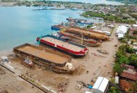 Tampak udara industri galangan kapal di Kabupaten Barru, Sulawesi Selatan yang memanfaatkan program Electrifying Marine. Seluruh peralatan operasional telah menggunakan listrik dan berhasil menurunkan biaya operasional lebih dari 20% sekaligus mengurangi emisi gas buang di area galangan kapal.