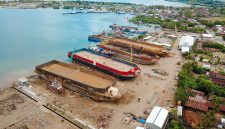 Tampak udara industri galangan kapal di Kabupaten Barru, Sulawesi Selatan yang memanfaatkan program Electrifying Marine. Seluruh peralatan operasional telah menggunakan listrik dan berhasil menurunkan biaya operasional lebih dari 20% sekaligus mengurangi emisi gas buang di area galangan kapal.