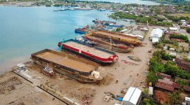 Tampak udara industri galangan kapal di Kabupaten Barru, Sulawesi Selatan yang memanfaatkan program Electrifying Marine. Seluruh peralatan operasional telah menggunakan listrik dan berhasil menurunkan biaya operasional lebih dari 20% sekaligus mengurangi emisi gas buang di area galangan kapal.