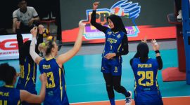 Para pemain Jakarta Electric PLN Mobile merayakan kemenangan setelah mampu mengalahkan Medan Falcons dengan skor 3-0 dalam lanjutan Proliga 2026 putaran kedua yang berlangsung di GOR Utama, Bojonegoro, Jawa Timur, Kamis (12/2).