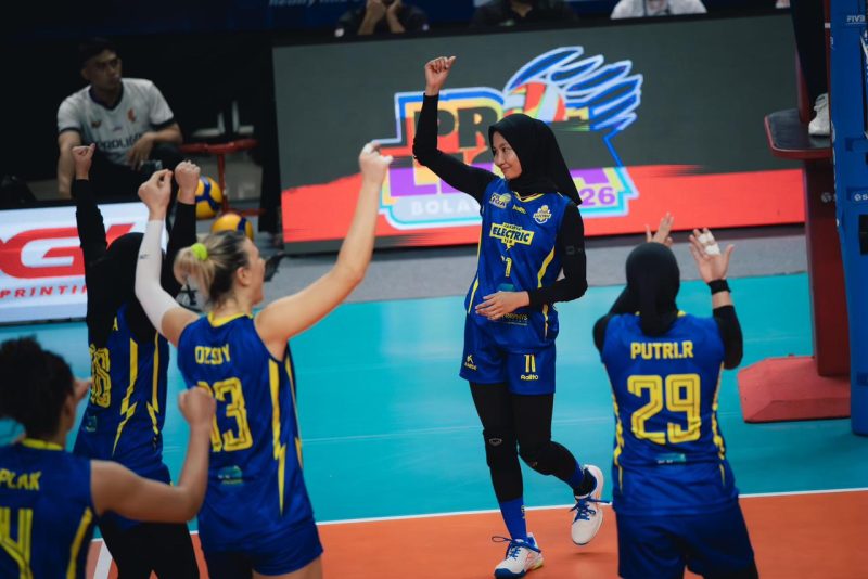 Para pemain Jakarta Electric PLN Mobile merayakan kemenangan setelah mampu mengalahkan Medan Falcons dengan skor 3-0 dalam lanjutan Proliga 2026 putaran kedua yang berlangsung di GOR Utama, Bojonegoro, Jawa Timur, Kamis (12/2).