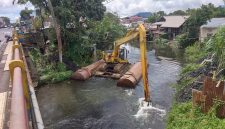 [19.19, 14/2/2026] Andhanto Nusantara Power: Siaran Pers No.3/II/2026/PLNNP/BidCom

PLN Nusantara Power Gandeng TNI Lindungi Pemukiman Warga Melalui Normalisasi Aliran Sungai Tondano

Minahasa, 14 Februari 2026 — PT PLN Nusantara Power (PLN NP) melalui Unit Pembangkitan (UP) Minahasa bergerak cepat mengantisipasi ancaman banjir di wilayah Sulawesi Utara dengan merampungkan pengerukan sedimen di sepanjang Daerah Aliran Sungai (DAS) Tondano. Langkah nyata yang berlangsung sejak Oktober 2025 hingga Januari 2026 ini bertujuan memastikan warga di sekitar bantaran sungai dapat merasa lebih aman saat menghadapi puncak musim penghujan yang diperkirakan berlangsung pada periode Mei- Juni dan November- Desember.

Langkah strategis ini merupakan bagian dari implementasi prinsip Environmental, Social, and Governance (ESG) perusahaan, khususnya dalam aspek perlindungan ekosistem perairan dan pengurangan risiko banjir akibat sedimentasi. Pengerukan dilakukan guna menjaga kapasitas tampung dan kelancaran aliran air, terutama menghadapi peningkatan intensitas curah hujan pada musim penghujan.

Direktur Utama PLN Nusantara Power Ruly Firmansyah menyampaikan arah perusahaan dalam penerapan ESG di seluruh unit pembangkitnya. 

“Bagi kami, keandalan listrik harus berjalan beriringan dengan rasa aman masyarakat. Pengerukan DAS Tondano ini bukan sekadar pemeliharaan rutin, melainkan upaya kami melindungi ruang hidup warga dari risiko luapan air. Kami ingin kehadiran PLTA memberikan manfaat yang bisa dirasakan langsung di setiap keluarga,