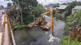 [19.19, 14/2/2026] Andhanto Nusantara Power: Siaran Pers No.3/II/2026/PLNNP/BidCom

PLN Nusantara Power Gandeng TNI Lindungi Pemukiman Warga Melalui Normalisasi Aliran Sungai Tondano

Minahasa, 14 Februari 2026 — PT PLN Nusantara Power (PLN NP) melalui Unit Pembangkitan (UP) Minahasa bergerak cepat mengantisipasi ancaman banjir di wilayah Sulawesi Utara dengan merampungkan pengerukan sedimen di sepanjang Daerah Aliran Sungai (DAS) Tondano. Langkah nyata yang berlangsung sejak Oktober 2025 hingga Januari 2026 ini bertujuan memastikan warga di sekitar bantaran sungai dapat merasa lebih aman saat menghadapi puncak musim penghujan yang diperkirakan berlangsung pada periode Mei- Juni dan November- Desember.

Langkah strategis ini merupakan bagian dari implementasi prinsip Environmental, Social, and Governance (ESG) perusahaan, khususnya dalam aspek perlindungan ekosistem perairan dan pengurangan risiko banjir akibat sedimentasi. Pengerukan dilakukan guna menjaga kapasitas tampung dan kelancaran aliran air, terutama menghadapi peningkatan intensitas curah hujan pada musim penghujan.

Direktur Utama PLN Nusantara Power Ruly Firmansyah menyampaikan arah perusahaan dalam penerapan ESG di seluruh unit pembangkitnya. 

“Bagi kami, keandalan listrik harus berjalan beriringan dengan rasa aman masyarakat. Pengerukan DAS Tondano ini bukan sekadar pemeliharaan rutin, melainkan upaya kami melindungi ruang hidup warga dari risiko luapan air. Kami ingin kehadiran PLTA memberikan manfaat yang bisa dirasakan langsung di setiap keluarga,