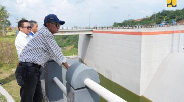 Tinjau Bendungan Lausimeme, Menteri Dody Pastikan Jembatan Akses Desa Rampung Sebelum Pengisian Penuh