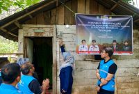 Simbolis penyalaan listrik di salah satu rumah penerima manfaat program BPBL di Kabupaten Lebong, Bengkulu oleh Kepala Dinas ESDM Provinsi Bengkulu, Rico Yulyana (kedua dari kanan) pada Sabtu (7/2).