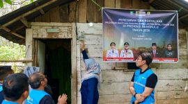 Simbolis penyalaan listrik di salah satu rumah penerima manfaat program BPBL di Kabupaten Lebong, Bengkulu oleh Kepala Dinas ESDM Provinsi Bengkulu, Rico Yulyana (kedua dari kanan) pada Sabtu (7/2).