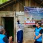 Simbolis penyalaan listrik di salah satu rumah penerima manfaat program BPBL di Kabupaten Lebong, Bengkulu oleh Kepala Dinas ESDM Provinsi Bengkulu, Rico Yulyana (kedua dari kanan) pada Sabtu (7/2).