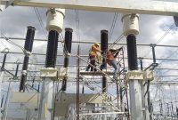 Pekerja tengah mengerjakan proyek  elektrifikasi untuk suplay power ke  East Coast Rail Link (ECRL) Malaysia sepanjang 665 km yang dikerjakan oleh PLN Nusantara Power melalui anak usahanya PLN Nusantara Power Construction.