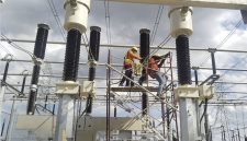 Pekerja tengah mengerjakan proyek  elektrifikasi untuk suplay power ke  East Coast Rail Link (ECRL) Malaysia sepanjang 665 km yang dikerjakan oleh PLN Nusantara Power melalui anak usahanya PLN Nusantara Power Construction.