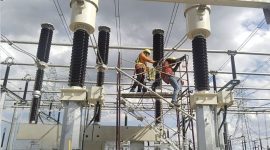 Pekerja tengah mengerjakan proyek  elektrifikasi untuk suplay power ke  East Coast Rail Link (ECRL) Malaysia sepanjang 665 km yang dikerjakan oleh PLN Nusantara Power melalui anak usahanya PLN Nusantara Power Construction.