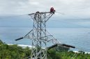 Petugas PLN ketika memastikan kesiapan Saluran Udara Tegangan Tinggi (SUTT) 150 kilo Volt (kV) Blangpidie-Tapak Tuan sebelum diberikan tegangan listrik secara perdana.