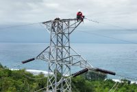 Petugas PLN ketika memastikan kesiapan Saluran Udara Tegangan Tinggi (SUTT) 150 kilo Volt (kV) Blangpidie-Tapak Tuan sebelum diberikan tegangan listrik secara perdana.
