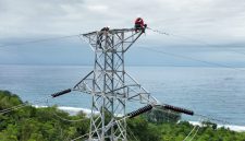 Petugas PLN ketika memastikan kesiapan Saluran Udara Tegangan Tinggi (SUTT) 150 kilo Volt (kV) Blangpidie-Tapak Tuan sebelum diberikan tegangan listrik secara perdana.