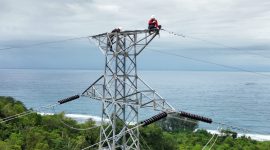 Petugas PLN ketika memastikan kesiapan Saluran Udara Tegangan Tinggi (SUTT) 150 kilo Volt (kV) Blangpidie-Tapak Tuan sebelum diberikan tegangan listrik secara perdana.