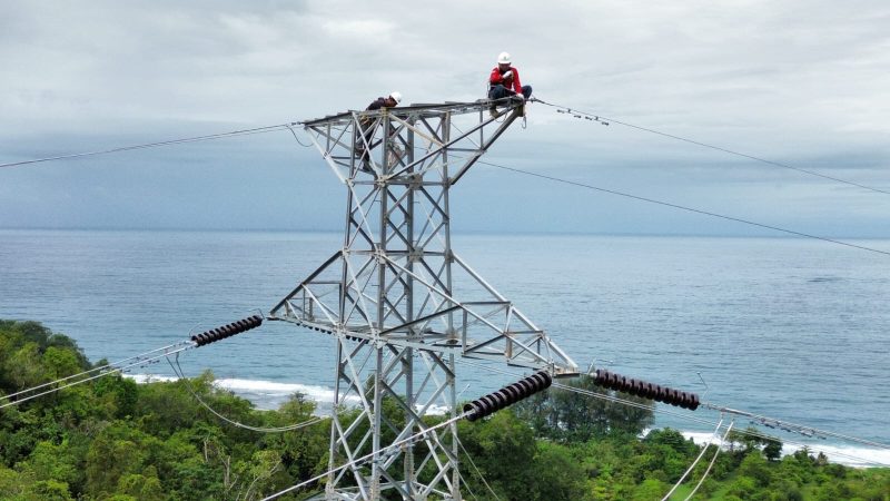 Petugas PLN ketika memastikan kesiapan Saluran Udara Tegangan Tinggi (SUTT) 150 kilo Volt (kV) Blangpidie-Tapak Tuan sebelum diberikan tegangan listrik secara perdana.