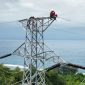 Petugas PLN ketika memastikan kesiapan Saluran Udara Tegangan Tinggi (SUTT) 150 kilo Volt (kV) Blangpidie-Tapak Tuan sebelum diberikan tegangan listrik secara perdana.