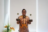 Sekretaris Perusahaan PLN EPI, Mamit Setiawan dengan 2 Penghargaan dari Ajang The 11th Public Relations Indonesia Award (PRIA) 2026 yang diselenggarakan oleh PR Indonesia di Taman Budaya Embung Giwangan, Yogyakarta.