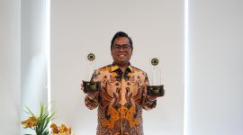 Sekretaris Perusahaan PLN EPI, Mamit Setiawan dengan 2 Penghargaan dari Ajang The 11th Public Relations Indonesia Award (PRIA) 2026 yang diselenggarakan oleh PR Indonesia di Taman Budaya Embung Giwangan, Yogyakarta.