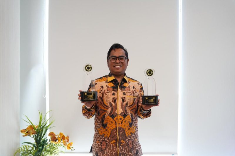 Sekretaris Perusahaan PLN EPI, Mamit Setiawan dengan 2 Penghargaan dari Ajang The 11th Public Relations Indonesia Award (PRIA) 2026 yang diselenggarakan oleh PR Indonesia di Taman Budaya Embung Giwangan, Yogyakarta.