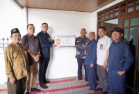 Direktur Manajemen Human Capital dan Administrasi PLN NP TB Ari Wibawa Mukti (ketiga dari kiri) bersama Sutarno (keempat dari kiri) memegang plakat yang menjadi penanda selesainya renovasi rumah purna karya PLN NP tersebut.