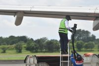 Petugas Pertamina melakukan pengecekan kualitas BBM jenis Avtur di Aviation Fuel Terminal Halim Perdanakusuma, Jakarta, Rabu (25/02/2026).
