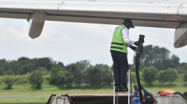 Petugas Pertamina melakukan pengecekan kualitas BBM jenis Avtur di Aviation Fuel Terminal Halim Perdanakusuma, Jakarta, Rabu (25/02/2026).
