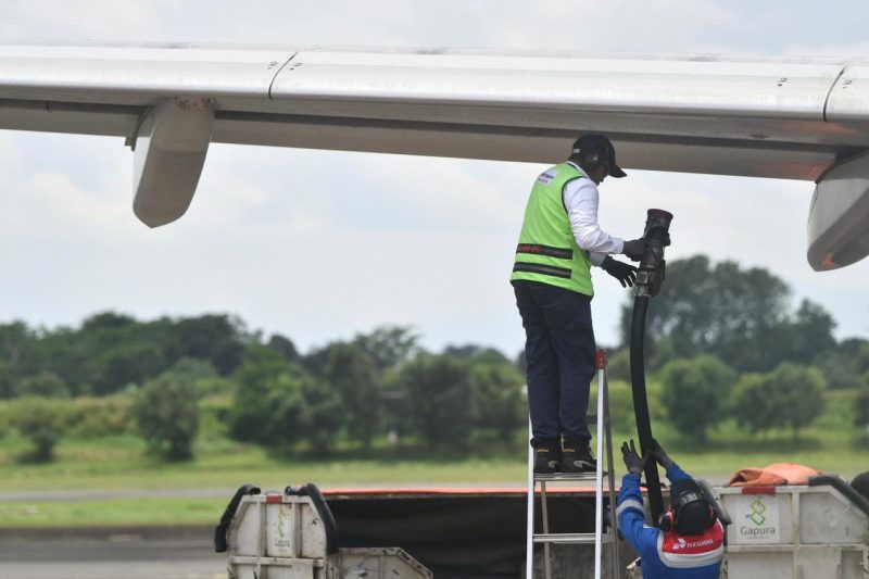 Petugas Pertamina melakukan pengecekan kualitas BBM jenis Avtur di Aviation Fuel Terminal Halim Perdanakusuma, Jakarta, Rabu (25/02/2026).
