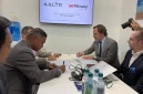 CEO Mitratel Theodorus Ardi Hartoko (kiri) dan CEO AALTO Hughes Boulnois (kanan) menandatangani Nota Kesepahaman (MoU) pada rangkaian agenda Mobile World Congress (MWC) di Barcelona, Senin (2/3).
