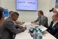 CEO Mitratel Theodorus Ardi Hartoko (kiri) dan CEO AALTO Hughes Boulnois (kanan) menandatangani Nota Kesepahaman (MoU) pada rangkaian agenda Mobile World Congress (MWC) di Barcelona, Senin (2/3).
