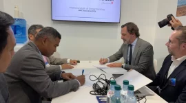 CEO Mitratel Theodorus Ardi Hartoko (kiri) dan CEO AALTO Hughes Boulnois (kanan) menandatangani Nota Kesepahaman (MoU) pada rangkaian agenda Mobile World Congress (MWC) di Barcelona, Senin (2/3).