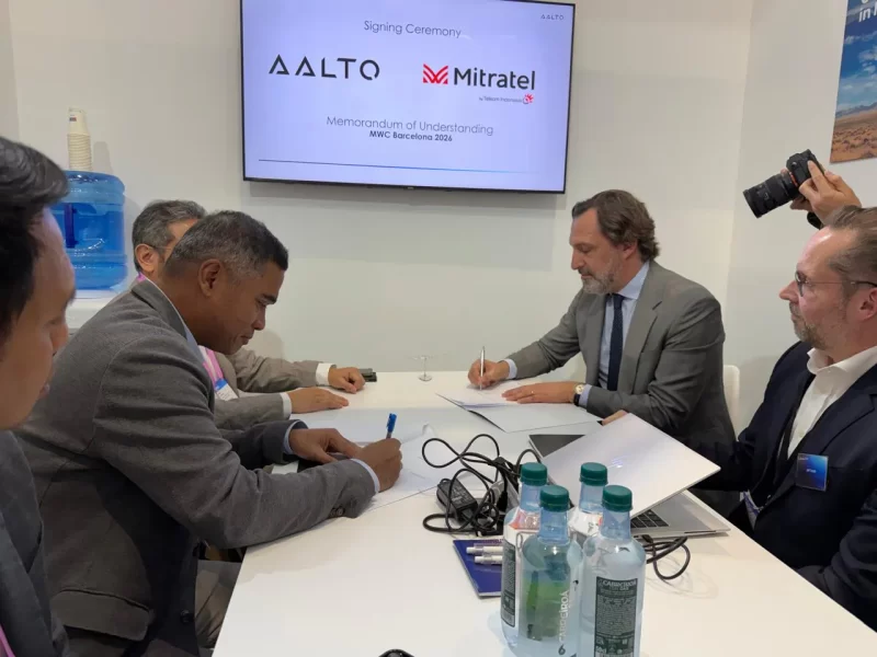 CEO Mitratel Theodorus Ardi Hartoko (kiri) dan CEO AALTO Hughes Boulnois (kanan) menandatangani Nota Kesepahaman (MoU) pada rangkaian agenda Mobile World Congress (MWC) di Barcelona, Senin (2/3).