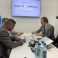 CEO Mitratel Theodorus Ardi Hartoko (kiri) dan CEO AALTO Hughes Boulnois (kanan) menandatangani Nota Kesepahaman (MoU) pada rangkaian agenda Mobile World Congress (MWC) di Barcelona, Senin (2/3).