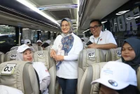Direktur Utama Telkom Dian Siswarini saat meninjau bus mudik dan berinteraksi dengan peserta mudik TelkomGroup sebelum flag off program 