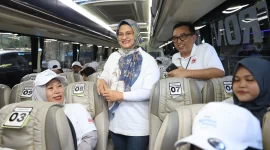 Direktur Utama Telkom Dian Siswarini saat meninjau bus mudik dan berinteraksi dengan peserta mudik TelkomGroup sebelum flag off program 