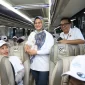 Direktur Utama Telkom Dian Siswarini saat meninjau bus mudik dan berinteraksi dengan peserta mudik TelkomGroup sebelum flag off program 