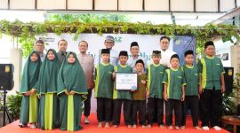 General manager UBH Rahmat Syahputra Lubis (kedua dari kanan belakang) bersama Ustaz Muhammad Subki Al-Bughury, S.Sos.i, M.Ag (ketiga dari kanan belakang) memberikan santunan kepada anak yatim dan dhuafa sebagai bentuk kepedulian perusahaan kepada masyarakat sekitar.