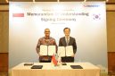 Direktur Utama PLN NPS Jakfar Sadiq (kiri) dan President & CEO KEPCO KPS Kim Hongyoun (kanan)  menunjukkan naskah nota kesepahaman  yang baru saja ditandatangani.