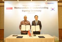 Direktur Utama PLN NPS Jakfar Sadiq (kiri) dan President & CEO KEPCO KPS Kim Hongyoun (kanan) menunjukkan naskah nota kesepahaman yang baru saja ditandatangani.