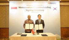 Direktur Utama PLN NPS Jakfar Sadiq (kiri) dan President & CEO KEPCO KPS Kim Hongyoun (kanan) menunjukkan naskah nota kesepahaman yang baru saja ditandatangani.