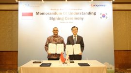 Direktur Utama PLN NPS Jakfar Sadiq (kiri) dan President & CEO KEPCO KPS Kim Hongyoun (kanan)  menunjukkan naskah nota kesepahaman  yang baru saja ditandatangani.