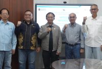 Direktur Retail dan Niaga PLN, Adi Priyanto (tengah) berfoto bersama Chief Operating Officer PT Borneo Indobara, Raden Utoro (kedua dari kanan), Direktur 2 PT Borneo Indobara, Edi Siswandoro (kanan), Chief Executive Officer Golden Energy Mine (Holding Company PT Borneo Indobara), Bonifasius Huang (kiri), dan General Manager PLN Unit Induk Distribusi Kalimantan Selatan dan Tengah, Iwan Soelistijono (kedua dari kiri) pascapenandatanganan jual beli layanan Renewable Energy Certificate di Tanah Bumbu, Kalimantan Selatan (8/2).