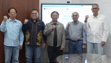 Direktur Retail dan Niaga PLN, Adi Priyanto (tengah) berfoto bersama Chief Operating Officer PT Borneo Indobara, Raden Utoro (kedua dari kanan), Direktur 2 PT Borneo Indobara, Edi Siswandoro (kanan), Chief Executive Officer Golden Energy Mine (Holding Company PT Borneo Indobara), Bonifasius Huang (kiri), dan General Manager PLN Unit Induk Distribusi Kalimantan Selatan dan Tengah, Iwan Soelistijono (kedua dari kiri) pascapenandatanganan jual beli layanan Renewable Energy Certificate di Tanah Bumbu, Kalimantan Selatan (8/2).