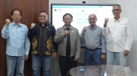 Direktur Retail dan Niaga PLN, Adi Priyanto (tengah) berfoto bersama Chief Operating Officer PT Borneo Indobara, Raden Utoro (kedua dari kanan), Direktur 2 PT Borneo Indobara, Edi Siswandoro (kanan), Chief Executive Officer Golden Energy Mine (Holding Company PT Borneo Indobara), Bonifasius Huang (kiri), dan General Manager PLN Unit Induk Distribusi Kalimantan Selatan dan Tengah, Iwan Soelistijono (kedua dari kiri) pascapenandatanganan jual beli layanan Renewable Energy Certificate di Tanah Bumbu, Kalimantan Selatan (8/2).