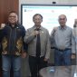 Direktur Retail dan Niaga PLN, Adi Priyanto (tengah) berfoto bersama Chief Operating Officer PT Borneo Indobara, Raden Utoro (kedua dari kanan), Direktur 2 PT Borneo Indobara, Edi Siswandoro (kanan), Chief Executive Officer Golden Energy Mine (Holding Company PT Borneo Indobara), Bonifasius Huang (kiri), dan General Manager PLN Unit Induk Distribusi Kalimantan Selatan dan Tengah, Iwan Soelistijono (kedua dari kiri) pascapenandatanganan jual beli layanan Renewable Energy Certificate di Tanah Bumbu, Kalimantan Selatan (8/2).