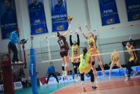 Pemain Jakarta Electric PLN Mobile, Neriman Ozsoy melakukan penempatan bola untuk menghindari block pemain Jakarta Livin Mandiri. Kemenangan 3-0 membuat Jakarta Electric PLN Mobile lolos ke babak final four Proliga 2026.