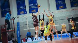 Pemain Jakarta Electric PLN Mobile, Neriman Ozsoy melakukan penempatan bola untuk menghindari block pemain Jakarta Livin Mandiri. Kemenangan 3-0 membuat Jakarta Electric PLN Mobile lolos ke babak final four Proliga 2026.