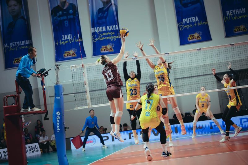 Pemain Jakarta Electric PLN Mobile, Neriman Ozsoy melakukan penempatan bola untuk menghindari block pemain Jakarta Livin Mandiri. Kemenangan 3-0 membuat Jakarta Electric PLN Mobile lolos ke babak final four Proliga 2026.