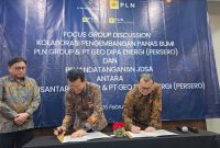 Direktur Pengembangan Bisnis dan Niaga PLN Nusantara Power Dwi Hartono (kanan) ; Direktur Pengembangan Niaga dan Eksplorasi PT Geo Dipa Energi (Persero) Ilen Kardani (tengah) saat menandatangani Joint Development Study Agreement terkait Studi Pengembangan Bersama Peningkatan Kinerja Operasional Aset Pembangkitan dan Pengembangan Bisnis Ketenagalistrikan Lainnya.
